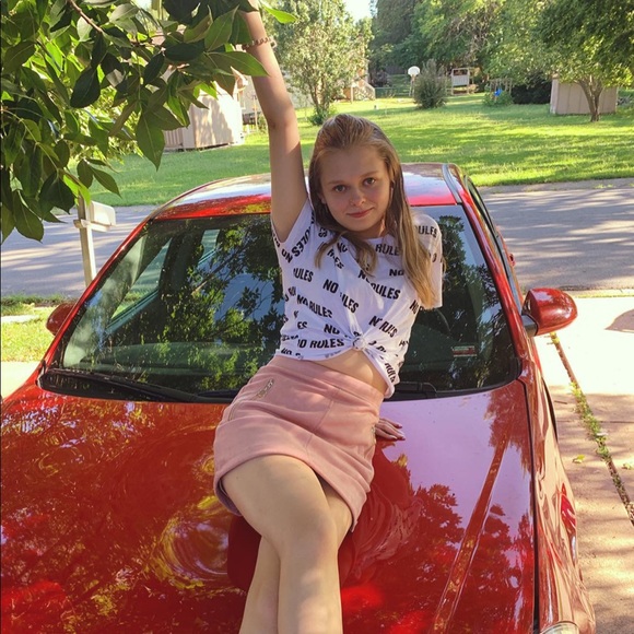 Meet your Posher, Veronica - Picture 2 of 3